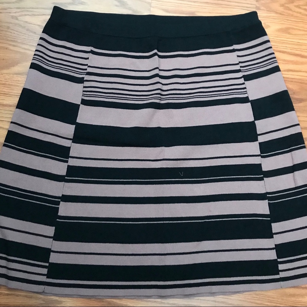 Stretchy LOFT skirt